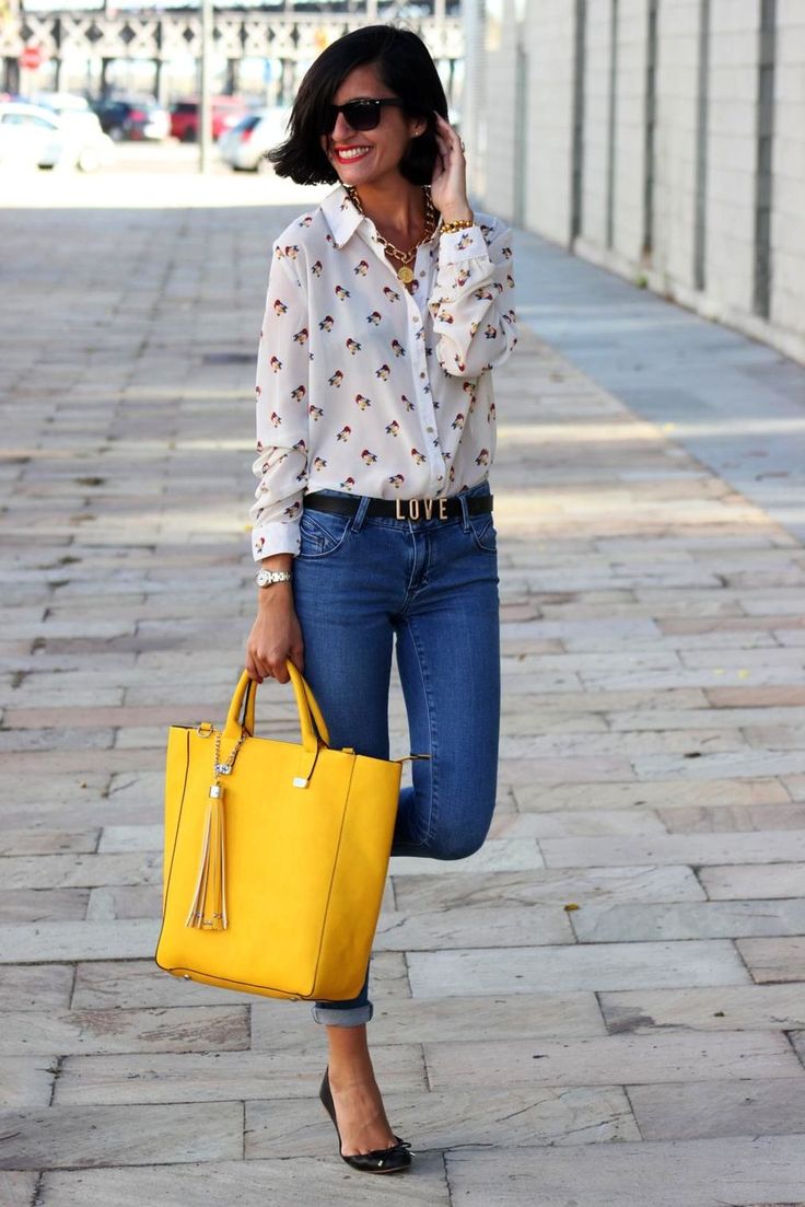 желтая сумка с джинсами и блузкой