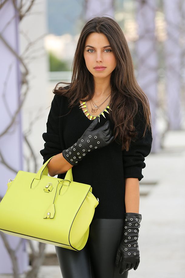 желтая сумка с черными кожаными штанами, топом и длинными перчатками