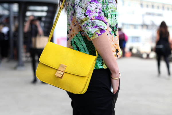 желтая сумочка с цветочным топом