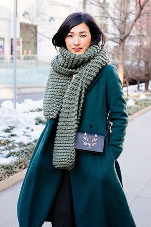 Зеленое пальто с синей сумкой
