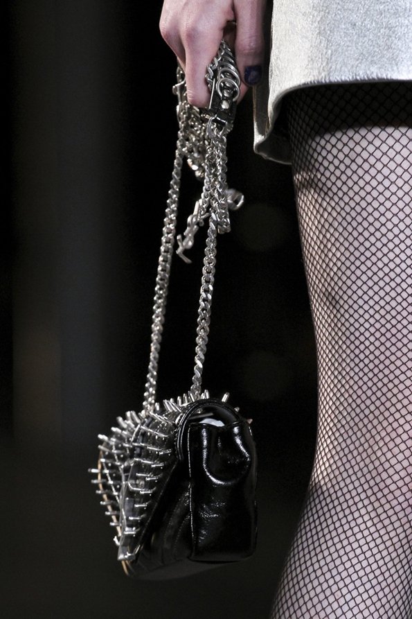 Черная сумка на цепочке с модной фурнитурой - шипами