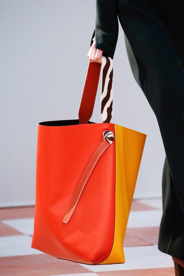 Красно-оранжевая яркая вместительная сумка из кожи, фото