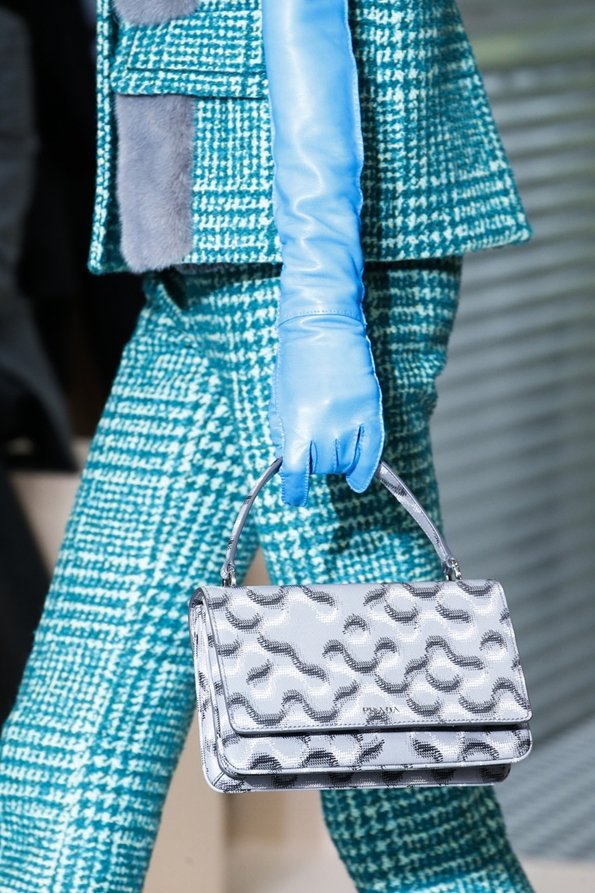 Прямоугольная стильная сумочка с необычным узором, фото