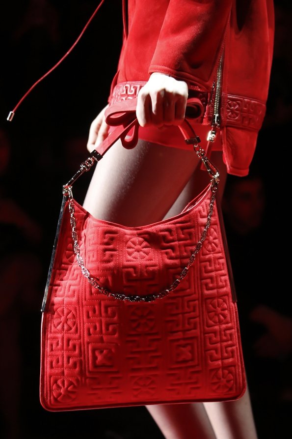 Большая сумка красного цвета с перфорацией, фото