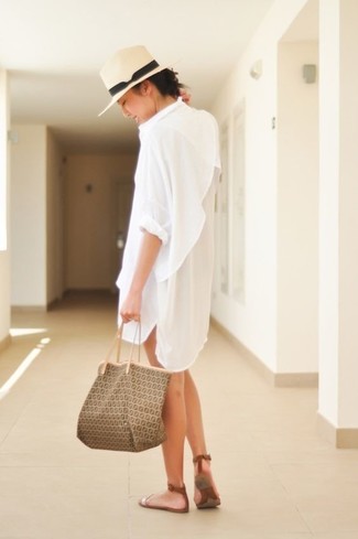 Белое платье-рубашку можно надеть как на работу, так на прогулку. Выбирая обувь, можно немного побаловаться и завершить образ коричневыми кожаными сандалиями на плоской подошве.