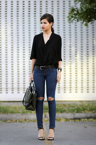 черная блуза на пуговицах в паре с темно-синими рваными джинсами скинни поможет подчеркнуть твой индивидуальный стиль. Что касается обуви, можно отдать предпочтение классическому стилю и выбрать черные кожаные босоножки на каблуке.