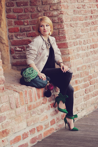 Бежевый бомбер и темно-серые джинсы скинни — необходимые вещи в арсенале стильной современной женщины. Очень выигрышно здесь будут смотреться зеленые замшевые туфли.