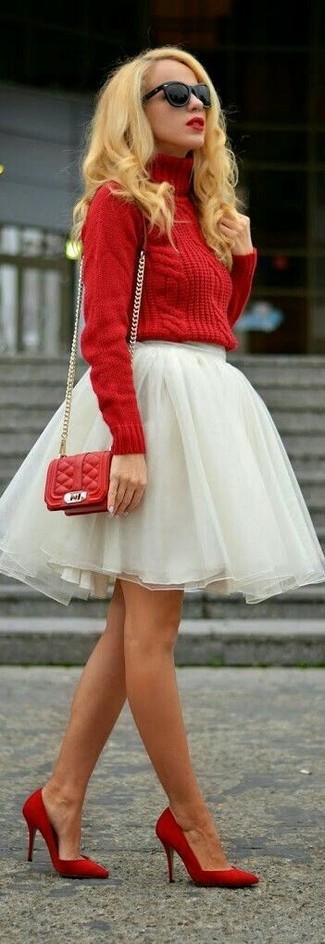 Собираясь в кино или кафе, обрати внимание на сочетание красной вязаной водолазки и белой пышной юбки из фатина. Красные замшевые туфли добавят элемент классики в твой образ.