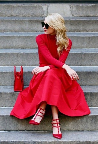 Подруги оценят твое чувство стиля, если увидят тебя в красной водолазке и красной юбке-миди со складками. Красные кожаные туфли станут отличным завершением образа.