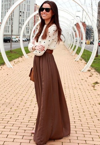 Бело-черный вязаный свитер в горошек и коричневая длинная юбка со складками помогут создать свой неповторимый образ.
