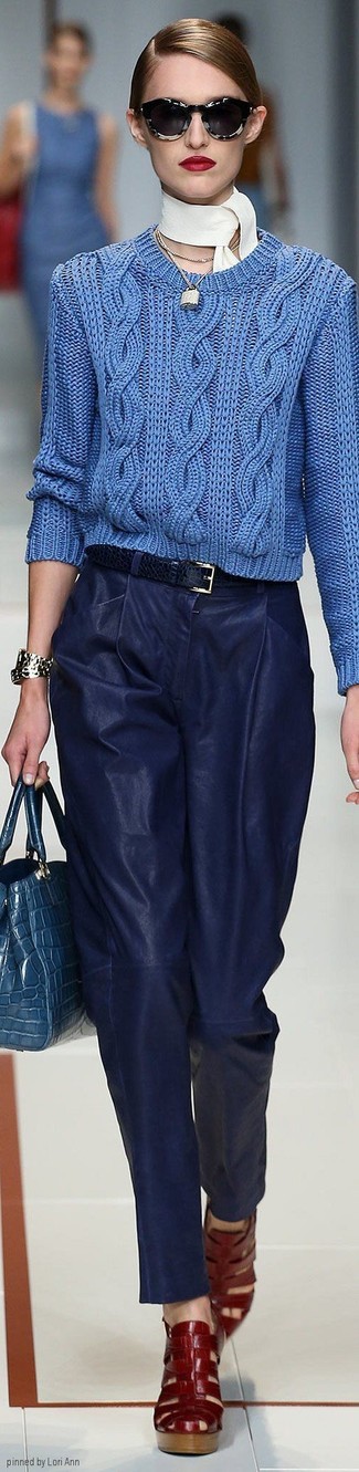 Синий вязаный свитер и темно-синие кожаные широкие брюки — необходимые вещи в арсенале стильной современной женщины. Любительницы экспериментировать могут завершить образ красными кожаными гладиаторами.