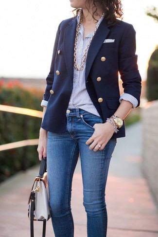 Темно-синий двубортный пиджак и синие джинсы скинни — выгодные инвестиции в твой гардероб.
