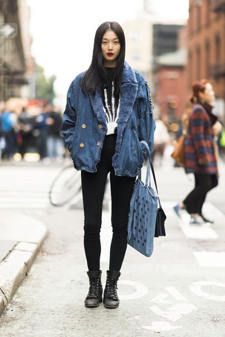 Синяя джинсовая куртка и черные джинсы скинни — идеальный выбор, если ты хочешь создать расслабленный, но в то же время стильный образ. Любительницы рискованных вариантов могут дополнить образ черными кожаными ботинками на шнуровке .