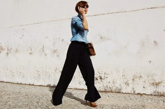 Голубую джинсовую рубашку и черные широкие брюки можно надеть как на учебу, так на прогулку с друзьями. Очень выигрышно здесь будут смотреться коричневые кожаные босоножки на каблуке.