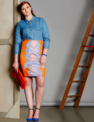 Синяя джинсовая рубашка и разноцветная юбка-карандаш с принтом — необходимые вещи в гардеробе девушек с чувством стиля. Синие замшевые туфли станут отличным завершением образа.