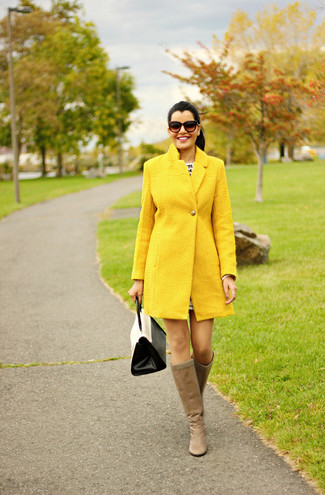 Желтое пальто — вариант, который будет неизбежно притягивать взгляды. Что касается обуви, можно отдать предпочтение комфорту и выбрать светло-коричневые кожаные сапоги.