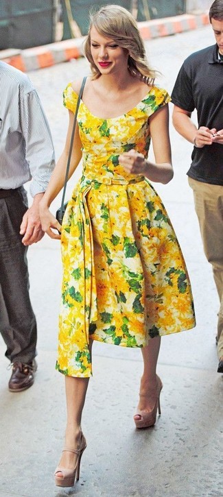 Желтое платье-миди с цветочным принтом — хороший вариант для похода в кино или по магазинам. Что касается обуви, можно отдать предпочтение классике и выбрать бежевые кожаные босоножки на каблуке.