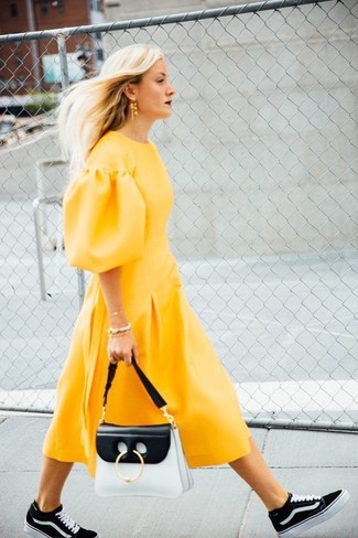 Желтое платье-миди — хороший выбор, если ты хочешь создать расслабленный, но в то же время стильный образ. И почему бы не добавить в этот образ немного непринужденности с помощью черно-белых высоких кед?
