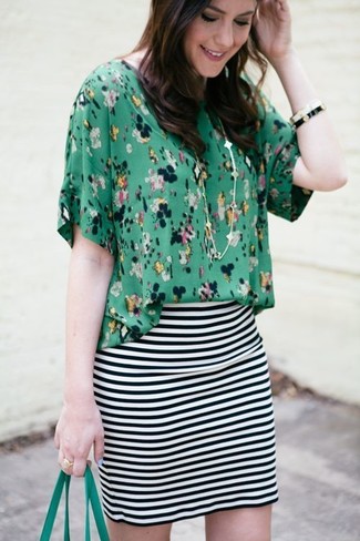 Стильное сочетание зеленой блузы с коротким рукавом с цветочным принтом и бело-черной мини-юбки в горизонтальную полоску определенно будет обращать на тебя взоры окружающих.
