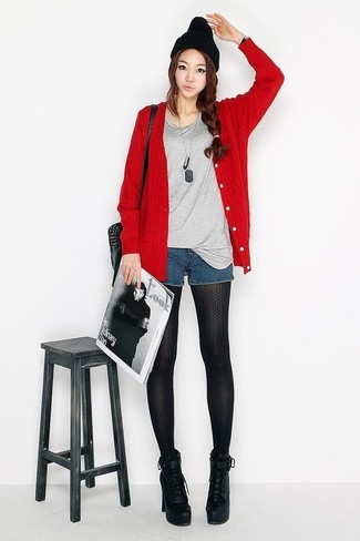 Красный кардиган и темно-синие джинсовые шорты — необходимые вещи в гардеробе любительниц стиля casual. Черные кожаные массивные ботильоны на шнуровке идеально дополнят этот лук.