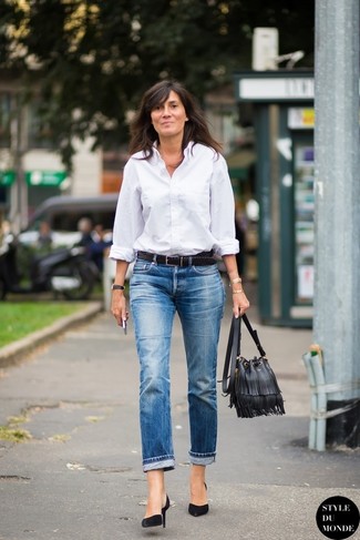 Белая классическая рубашка и синие джинсы-бойфренды — великолепный выбор, если ты хочешь создать непринужденный, но в то же время стильный образ. Очень стильно здесь будут смотреться черные замшевые туфли.