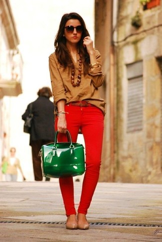 Коричневую классическую рубашку и красные джинсы скинни можно надеть как на работу, так на прогулку. Любительницы экспериментировать могут завершить образ светло-коричневыми кожаными балетками.