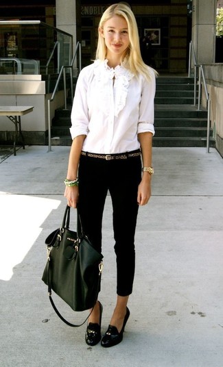 Белая классическая рубашка с рюшами и черные джинсы скинни будут гармонично смотреться в модном гардеробе самых привередливых красавиц. Очень стильно здесь будут смотреться черные кожаные туфли с кисточками.