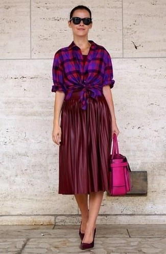 Поклонницам стиля dressy casual придется по вкусу сочетание пурпурной классической рубашки в шотландскую клетку и темно-красной кожаной юбки-миди со складками. Что касается обуви, неплохо дополнят образ темно-красные замшевые туфли.