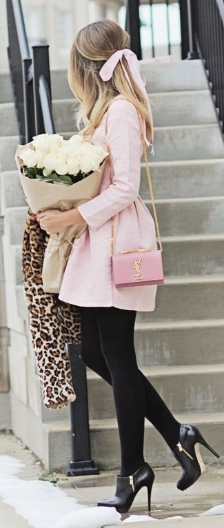 Поклонницам стиля casual придется по вкусу сочетание бежевой короткой шубы с леопардовым принтом и розового платья с плиссированной юбкой. Черные кожаные ботильоны идеально дополнят этот лук.