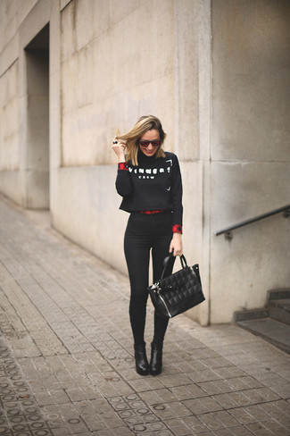 Черно-белый короткий свитер с принтом и черные джинсы скинни помогут создать свой неповторимый образ. Выбирая обувь, сделай ставку на классику и надень черные кожаные ботильоны.