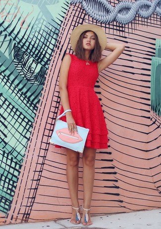 Красное кружевное платье с плиссированной юбкой — беспроигрышный вариант непринужденного повседневного лука. Бежевые вьетнамки помогут сделать образ менее официальным.