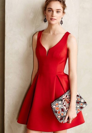 Красное платье с плиссированной юбкой — выбирай этот вариант, если не боишься быть в центре внимания.