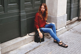 Стильное сочетание красного вязаного свободного свитера и синих рваных джинсов скинни подходит для случаев, когда удобство превыше всего. Создать модный контраст с остальными вещами из этого образа помогут черные кожаные гладиаторы.