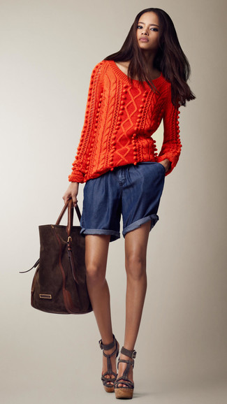 Сочетание оранжевого вязаного свитера и темно-синих джинсовых шорт подчеркнет твой индивидуальный стиль. Темно-серые замшевые босоножки на танкетке добавят образу изысканности.