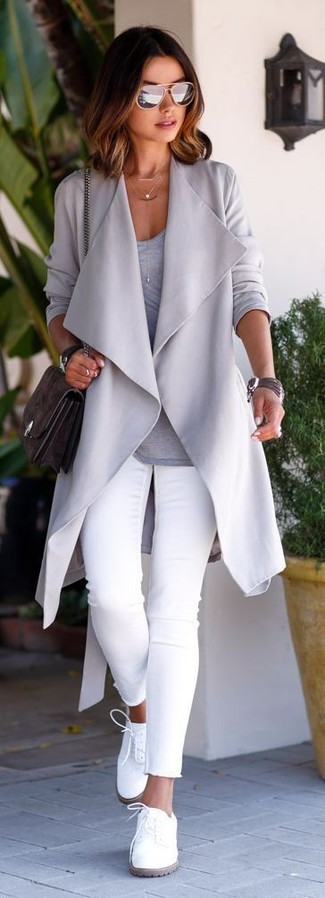 Серый открытый кардиган и белые джинсы скинни будут гармонично смотреться в модном гардеробе самых привередливых красавиц. Очень стильно здесь будут смотреться белые кожаные оксфорды.
