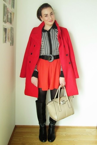 красное пальто в паре с красной короткой юбкой-солнце подчеркнет твой индивидуальный стиль. Черные кожаные сапоги станут прекрасным дополнением к твоему луку.