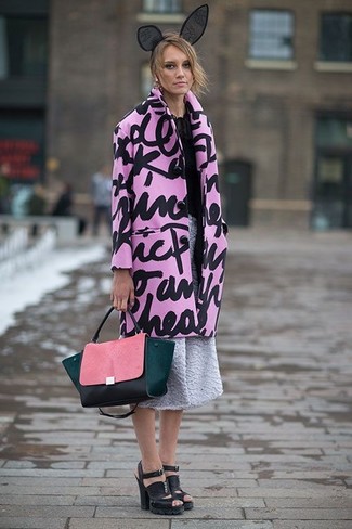 Розовое пальто с принтом гармонично сочетается с серой пышной юбкой с рельефным рисунком. Очень выигрышно здесь будут смотреться черные кожаные массивные босоножки на каблуке.
