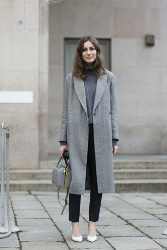 Сочетание серого пальто и черных классических брюк в вертикальную полоску поможет подчеркнуть твой индивидуальный стиль. Белые кожаные туфли станут отличным завершением образа.