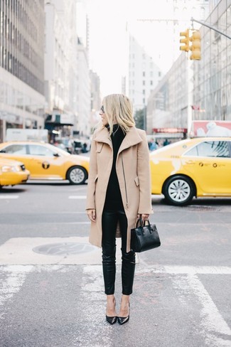 Светло-коричневое пальто и черные кожаные узкие брюки — прекрасный вариант для создания образа в стиле smart casual. Что касается обуви, черные кожаные туфли станут отличным выбором.