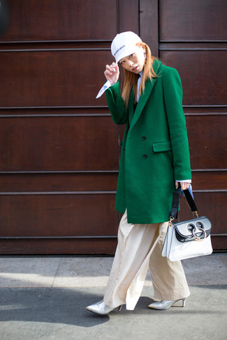 Зеленое пальто и бежевые широкие брюки — must have вещи в стильном женском гардеробе. Серебряные кожаные ботильоны идеально дополнят этот лук.