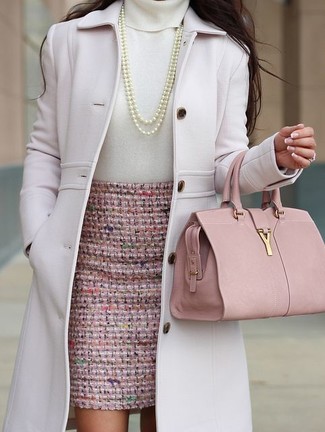 розовое пальто в сочетании с розовой твидовой юбкой-карандаш определенно будет обращать на тебя взгляды мужчин.