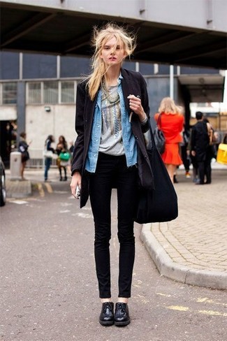Черное пальто и черные джинсы скинни — необходимые вещи в арсенале стильной девушки. Очень стильно здесь будут смотреться черные кожаные оксфорды.