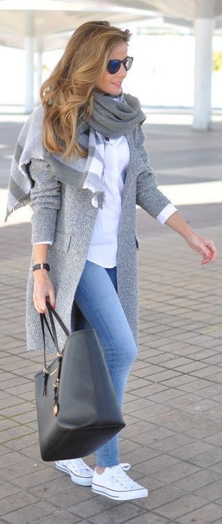 Серое пальто и голубые джинсовые леггинсы — необходимые вещи в арсенале стильной современной женщины. Любительницы рискованных вариантов могут дополнить образ белыми низкими кедами.