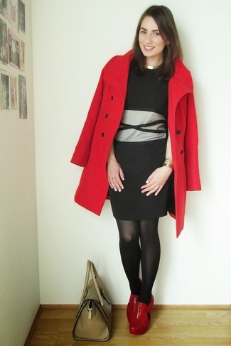 Красное пальто и черное коктейльное платье — идеальный для свидания или ужина в ресторане. Что касается обуви, красные кожаные ботильоны с вырезом станут отличным выбором.