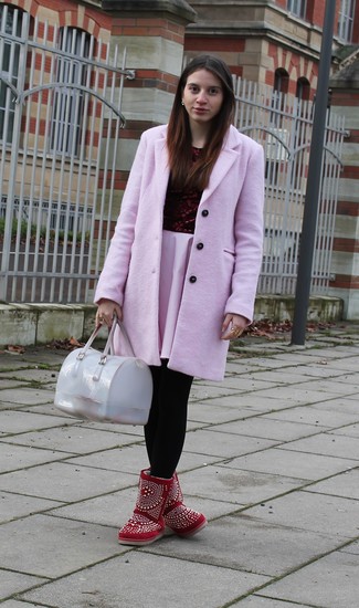 Розовое пальто и розовое платье с плиссированной юбкой — идеальный вариант простого, но стильного лука. И почему бы не разбавить образ с помощью красных угги?