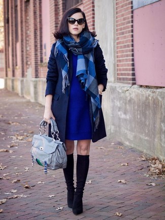 Для свидания в кино или кафе отлично подойдет сочетание темно-синего пальто и синего платья-свитера. Этот образ идеально дополнят черные замшевые сапоги.