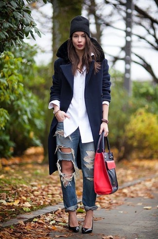 Темно-синее пальто с меховым воротником и темно-синие рваные джинсы-бойфренды — необходимые вещи в арсенале стильной девушки. Сделать образ изысканнее помогут черные кожаные туфли.