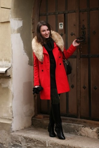 Поклонницам стиля casual придется по вкусу сочетание красного пальто с меховым воротником и черного вязаного повседневного платья. Черные кожаные сапоги гармонично дополнят образ.