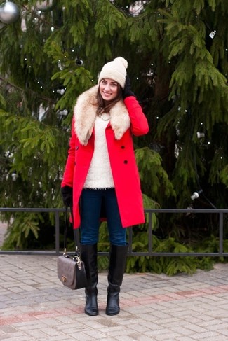 Комбо из красного пальто с меховым воротником и темно-синих джинсов скинни поможет подчеркнуть твой индивидуальный стиль. Этот образ идеально дополнят черные кожаные сапоги.