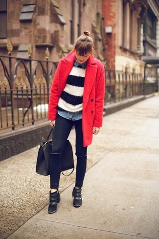 Красное пальто будет смотреться прекрасно с черными джинсами скинни. Если ты не боишься смешивать разные стили, на ноги можно надеть черные ботильоны.